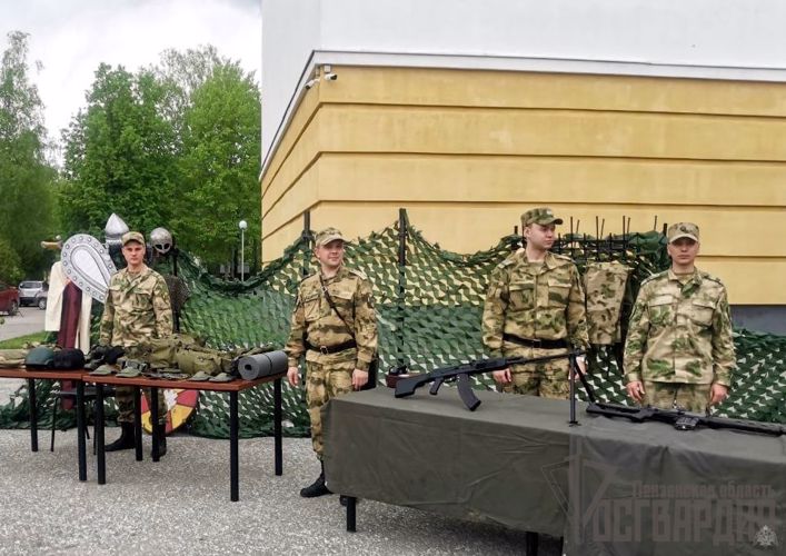 В Пензенской области военнослужащие войсковой части г. Заречного Росгвардии организовали патриотическое мероприятие во Дворце культуры «Современник»