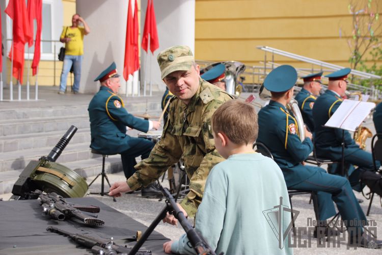 В Пензенской области военнослужащие войсковой части г. Заречного Росгвардии организовали патриотическое мероприятие во Дворце культуры «Современник»