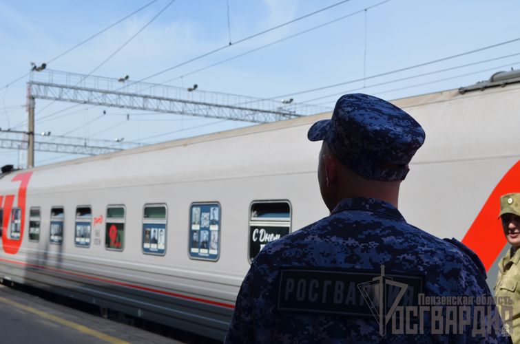 Личный состав Управления Росгвардии по Пензенской области посетил передвижную ретро - выставку «Паровоз Победы»