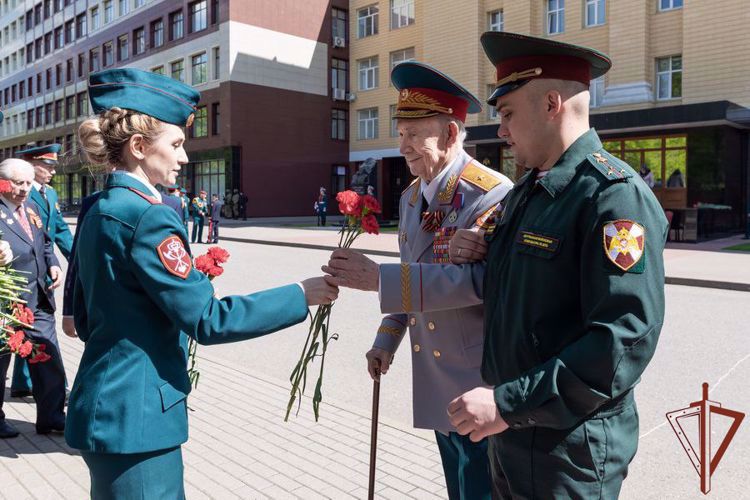 В преддверии Дня Победы Генерал Армии Виктор Золотов поздравил ветеранов Великой Отечественной войны (ВИДЕО)