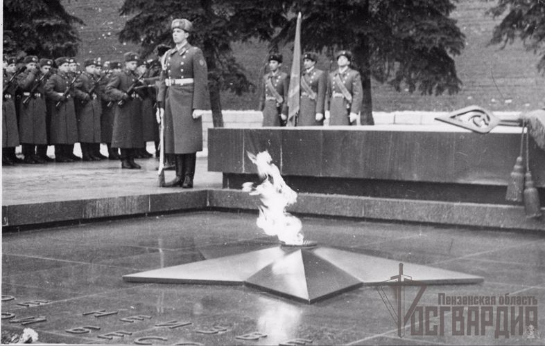 Могила неизвестного солдата у Кремлёвской стены стала для молодых солдат войск правопорядка местом священной клятвы
