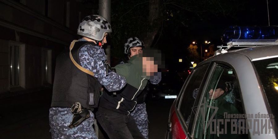 Бойцы Росгвардии задержали нетрезвого гражданина, который причинил телесные повреждения своей возлюбленной в общественном месте