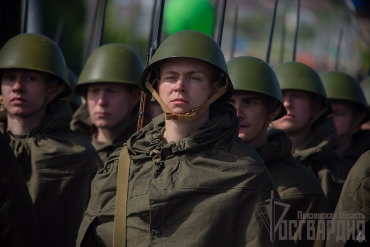 Начальник Управления Росгвардии по Пензенской области возложил цветы у Монумента воинской и трудовой славы 