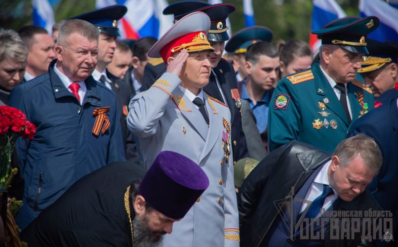Начальник Управления Росгвардии по Пензенской области возложил цветы у Монумента воинской и трудовой славы 