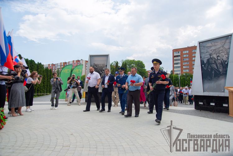 Руководство управления Росгвардии по Пензенской области приняло участие в торжественной церемонии возложения цветов у стелы «Пенза-город трудовой доблести»
