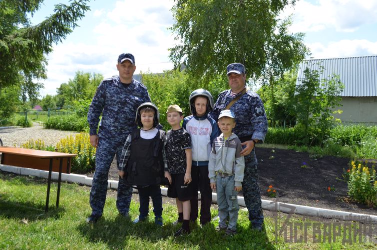 В Пензенской области росгвардейцы посетили школьный лагерь в рамках акции «Каникулы с Росгвардией»