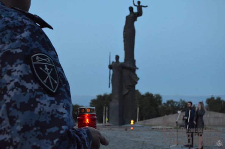 В канун дня памяти и скорби сотрудники и военнослужащие Управления Росгвардии по Пензенской области приняли участие в общероссийской акции «Свеча Памяти»