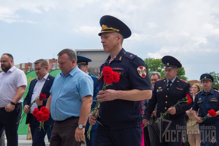 Руководство управления Росгвардии по Пензенской области приняло участие в торжественной церемонии возложения цветов у стелы «Пенза-город трудовой доблести»