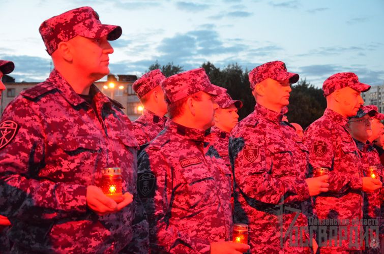 В канун дня памяти и скорби сотрудники и военнослужащие Управления Росгвардии по Пензенской области приняли участие в общероссийской акции «Свеча Памяти»