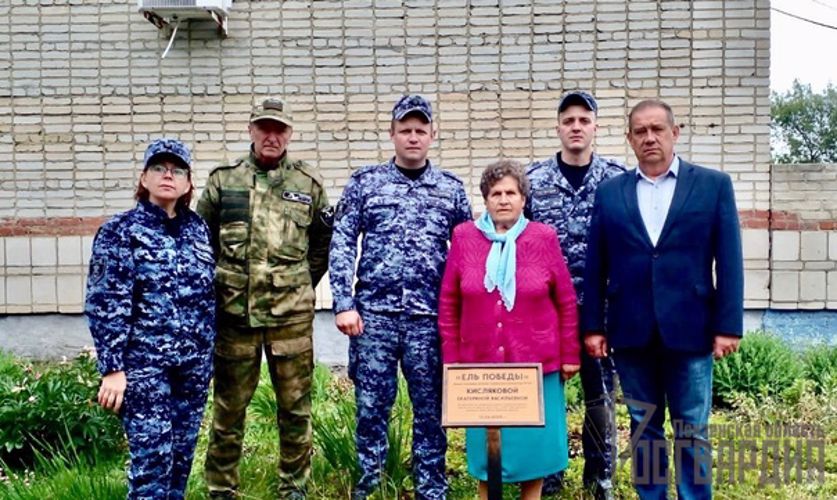  В Пензенской области сотрудники Росгвардии поддержали патриотическую акцию «Ель Победы»