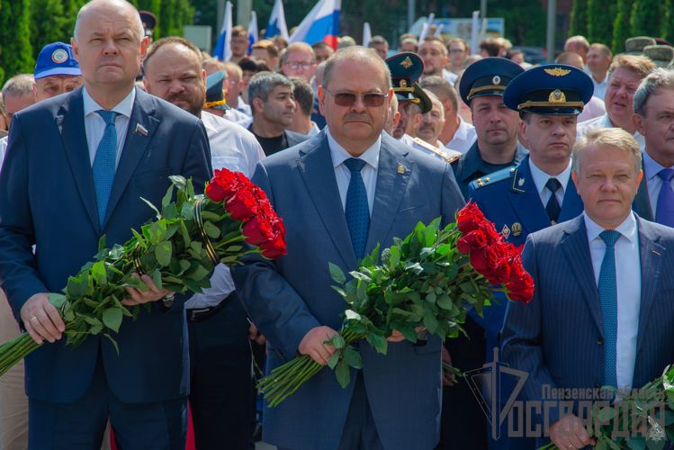 Руководство управления Росгвардии по Пензенской области приняло участие в торжественной церемонии возложения цветов у стелы «Пенза-город трудовой доблести»