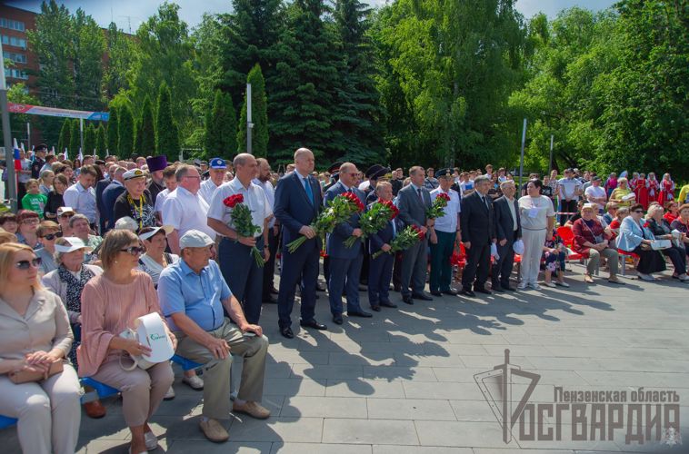 Руководство управления Росгвардии по Пензенской области приняло участие в торжественной церемонии возложения цветов у стелы «Пенза-город трудовой доблести»
