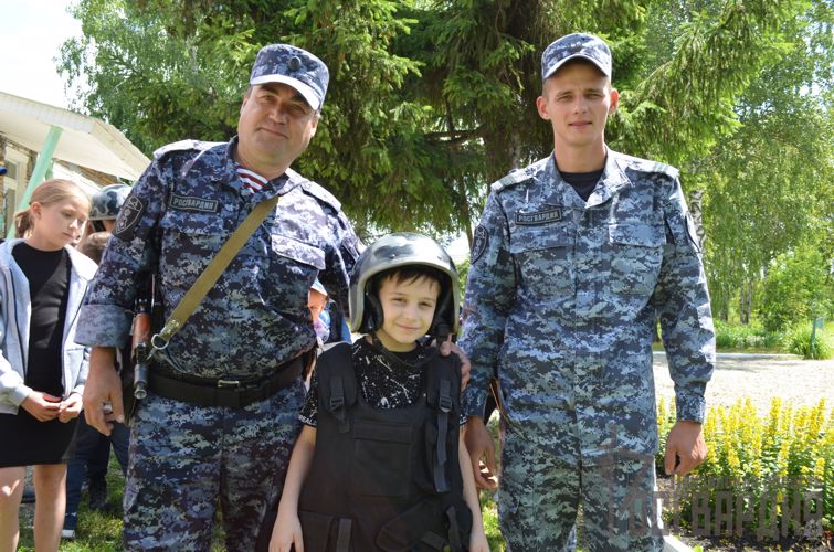 В Пензенской области росгвардейцы посетили школьный лагерь в рамках акции «Каникулы с Росгвардией»