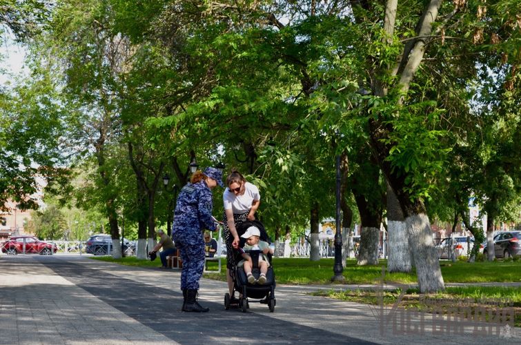 В День России пензенские росгвардейцы раздали горожанам ленты российского триколора