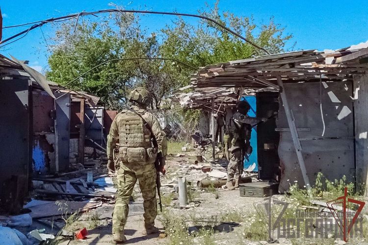 РОСГВАРДЕЙЦЫ ОБНАРУЖИЛИ В ЛНР БАЗУ ВСУ, НА КОТОРОЙ ШЛА ПОДГОТОВКА К ДИВЕРСИЯМ (ВИДЕО)