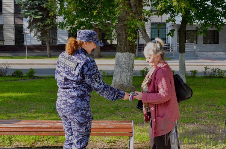 В День России пензенские росгвардейцы раздали горожанам ленты российского триколора