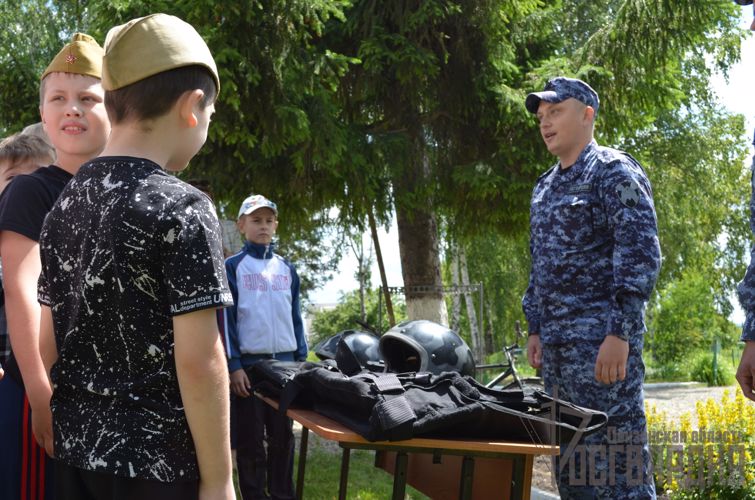 В Пензенской области росгвардейцы посетили школьный лагерь в рамках акции «Каникулы с Росгвардией»