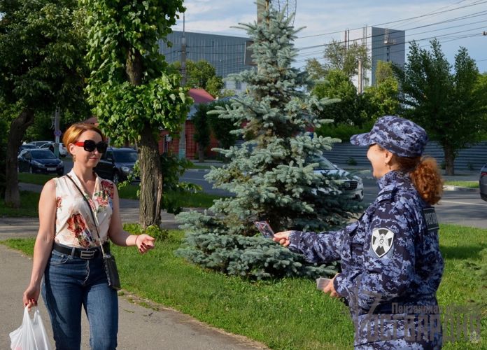 В День России пензенские росгвардейцы раздали горожанам ленты российского триколора