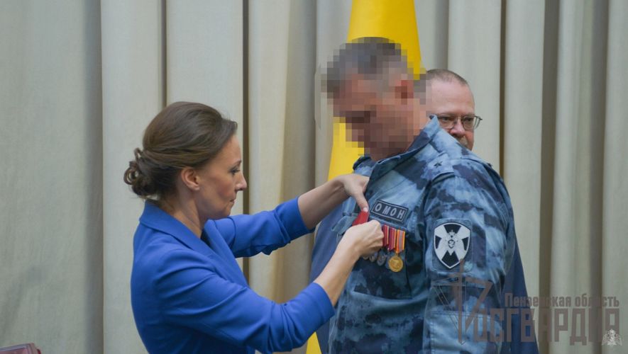 Вице-спикер Госдумы Анна Кузнецова вручила боевые награды бойцам Росгвардии из Пензы