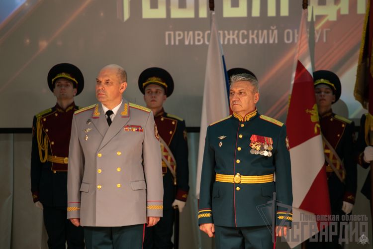 В Нижнем Новгороде генерал-полковник Олег Плохой вручил штандарт командующего Приволжским округом Росгвардии