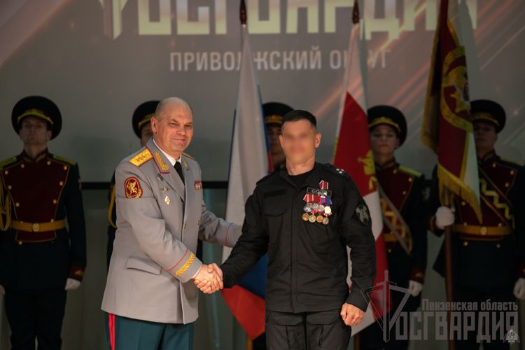 В Нижнем Новгороде генерал-полковник Олег Плохой вручил штандарт командующего Приволжским округом Росгвардии