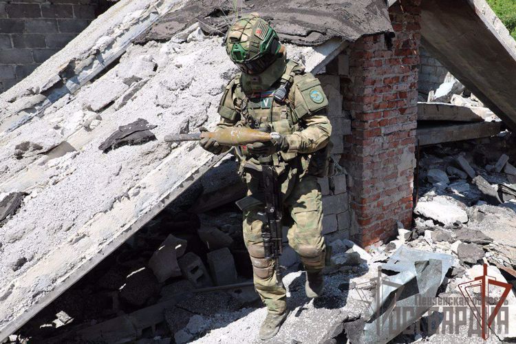 АРТИЛЛЕРИЙСКИЕ БОЕПРИПАСЫ ИНОСТРАННОГО ПРОИЗВОДСТВА ОБНАРУЖИЛИ РОСГВАРДЕЙЦЫ В ДНР