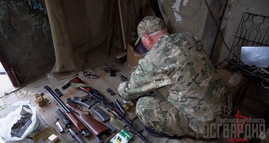  В Пензе специалисты Росгвардии обследовали обнаруженный тайник с оружием и боеприпасами