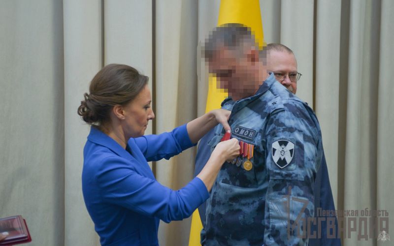 Вице-спикер Госдумы Анна Кузнецова вручила боевые награды бойцам Росгвардии из Пензы