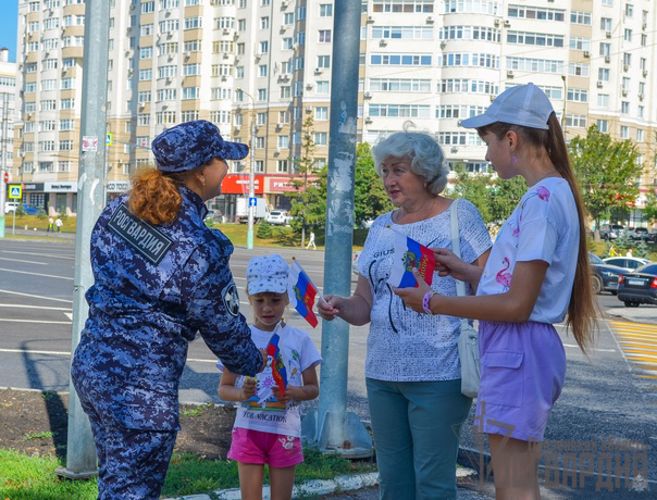 Росгвардейцы вручили пензенцам флаги с символикой Российского триколора