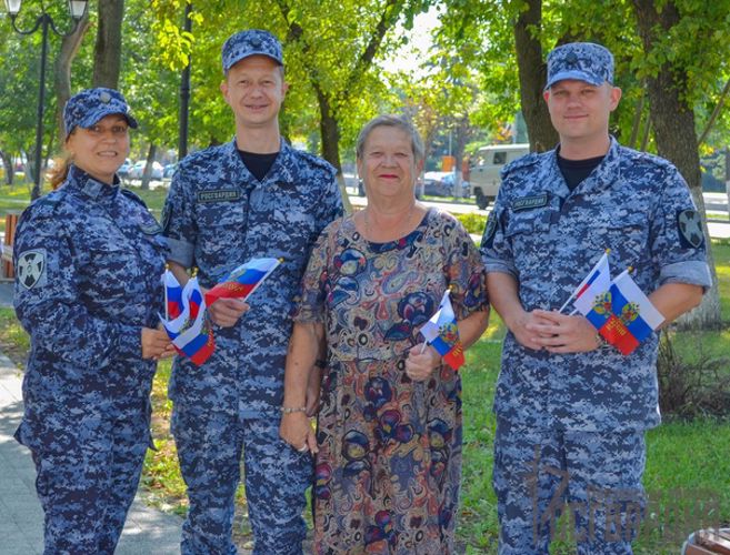 Росгвардейцы вручили пензенцам флаги с символикой Российского триколора