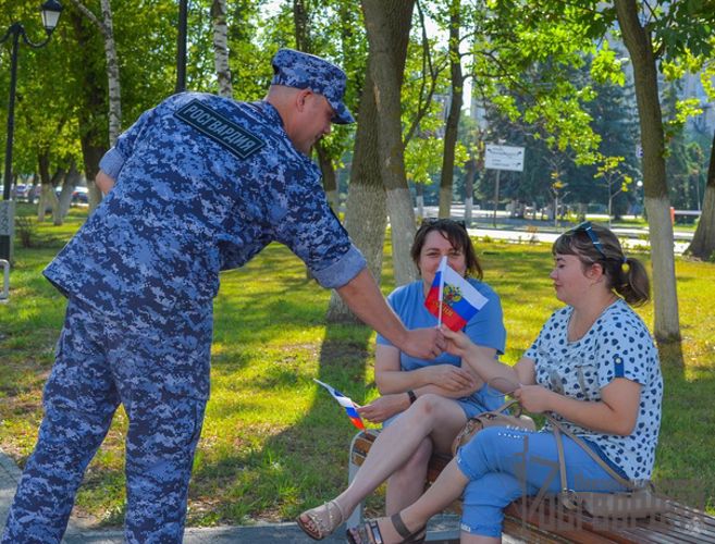 Росгвардейцы вручили пензенцам флаги с символикой Российского триколора