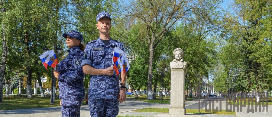 Росгвардейцы вручили пензенцам флаги с символикой Российского триколора