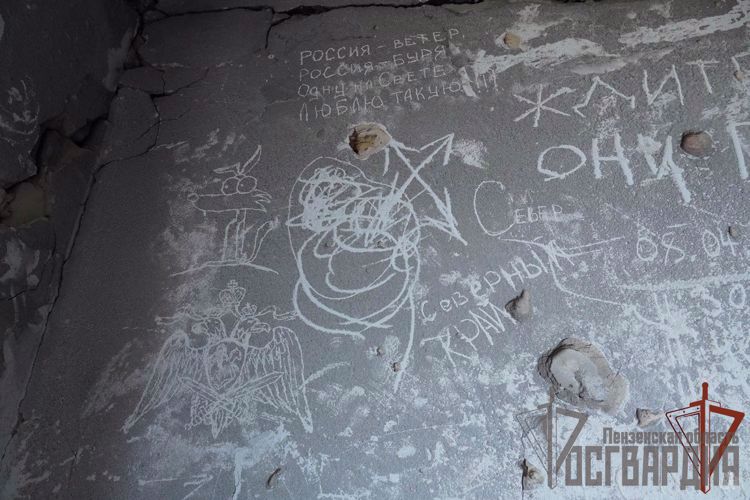 К 80-ЛЕТИЮ ПОБЕДЫ В КУРСКОЙ БИТВЕ РОСГВАРДЕЙЦЫ НАПИСАЛИ СТИХИ О ВОВ НА БЛОКПОСТУ В ДНР