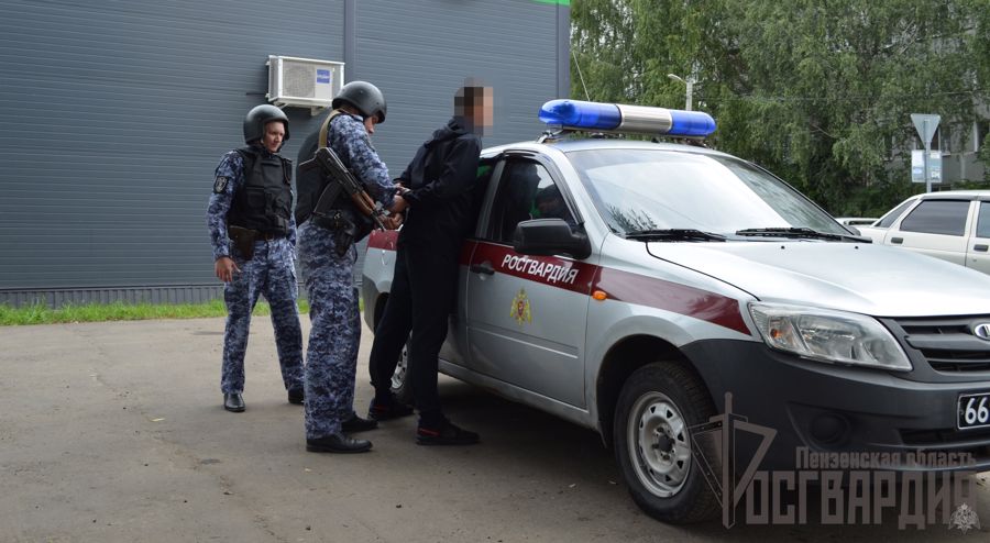В Пензе сотрудники Росгврадии установили подозреваемого в повреждении банкомата