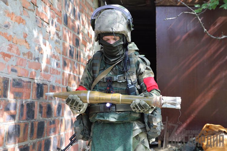 РОСГВАРДЕЙЦЫ ИЗЪЯЛИ ОРУЖИЕ И БОЕПРИПАСЫ ПРИ ВЫПОЛНЕНИИ ЗАДАЧ В ЛНР (ВИДЕО)