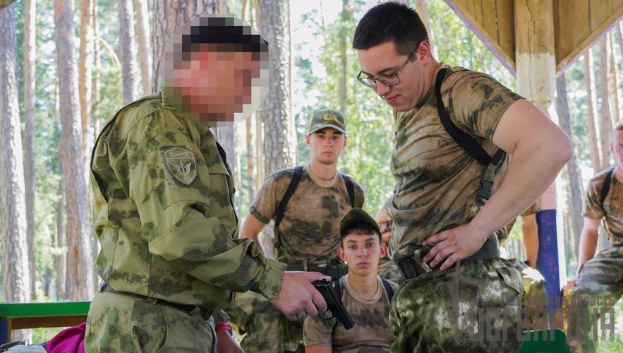 В Пензе сотрудники спецназа Росгвардии поделились секретами профессионального мастерства с «Тиграми»
