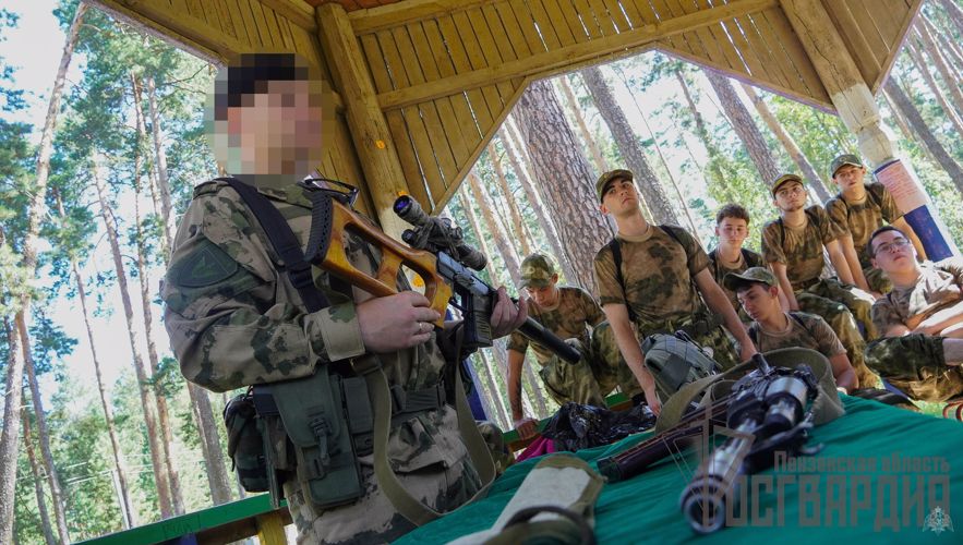 В Пензе сотрудники спецназа Росгвардии поделились секретами профессионального мастерства с «Тиграми»