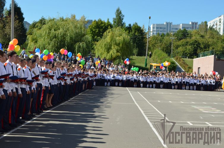 В Пензе представители Росгвардии поздравили школьников с началом учебного года