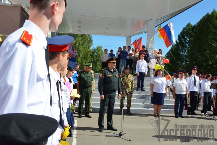 В Пензе представители Росгвардии поздравили школьников с началом учебного года
