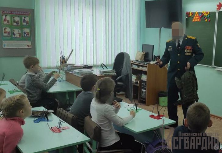 В Пензенской области офицер Росгвардии провел урок мужества для воспитанников общеобразовательной школы города Заречный Пензенской области