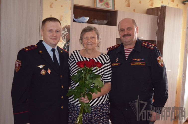 В Пензе сотрудники вневедомственной охраны Росгвардии в День пожилого человека поздравили ветерана службы