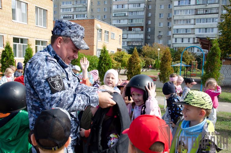 В Пензе сотрудники Росгвардии провели Урок безопасности для воспитанников детского сада