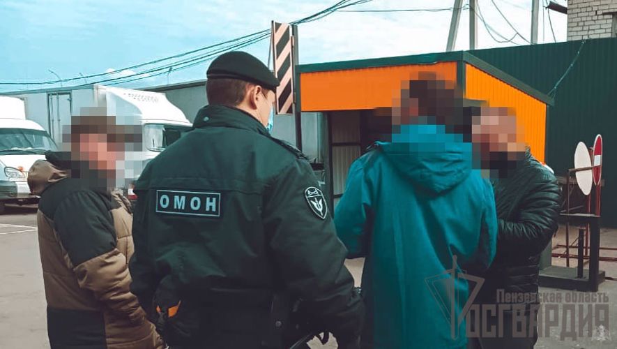 В Пензе сотрудники Росгвардии оказали силовую поддержку полицейским при проведении проверки документов у трудовых мигрантов