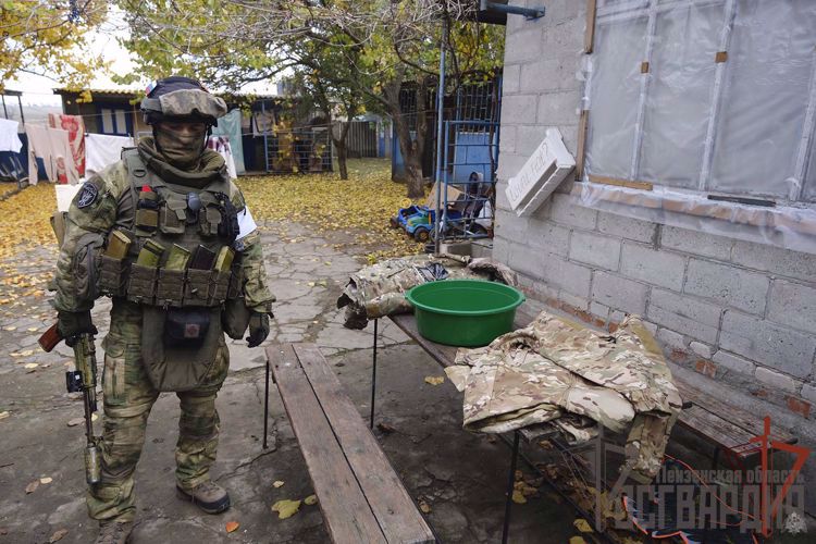 НЕЗАРЕГИСТРИРОВАННОЕ ОРУЖИЕ И ФОРМУ ВСУ ОБНАРУЖИЛИ РОСГВАРДЕЙЦЫ В ДНР