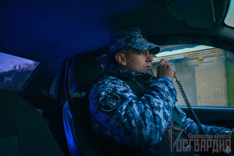 В Пензе сотрудники пресс-службы территориального управления Росгвардии показали работу бойцов вневедомственной охраны через объектив фотоаппарата