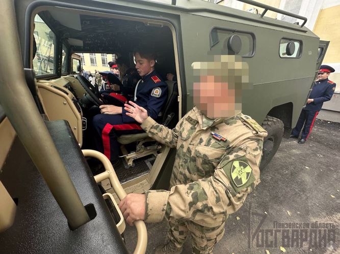 Пензенские росгвардейцы подготовили для своей подшефной школы подарок на День учителя