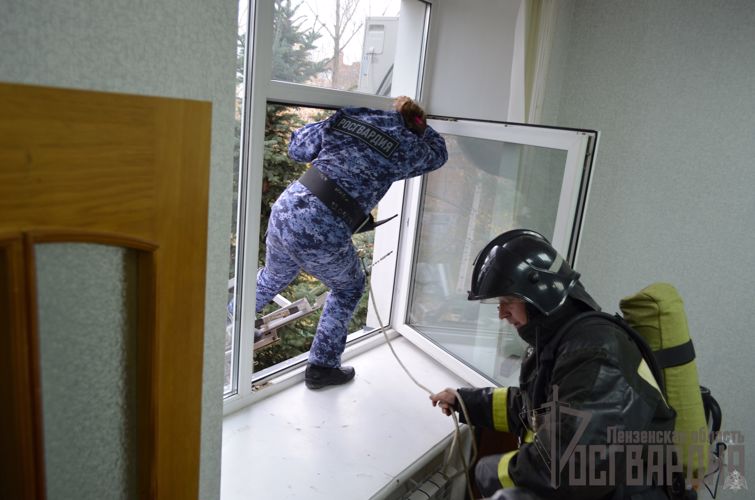 В Пензе сотрудники Росгвардии и ГУ МЧС России по Пензенской области провели совместное пожарно-тактическое учение