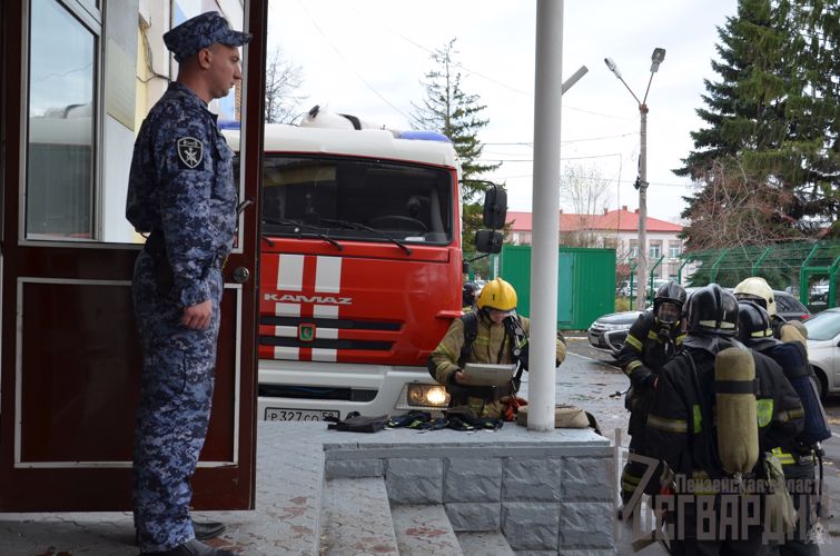 В Пензе сотрудники Росгвардии и ГУ МЧС России по Пензенской области провели совместное пожарно-тактическое учение