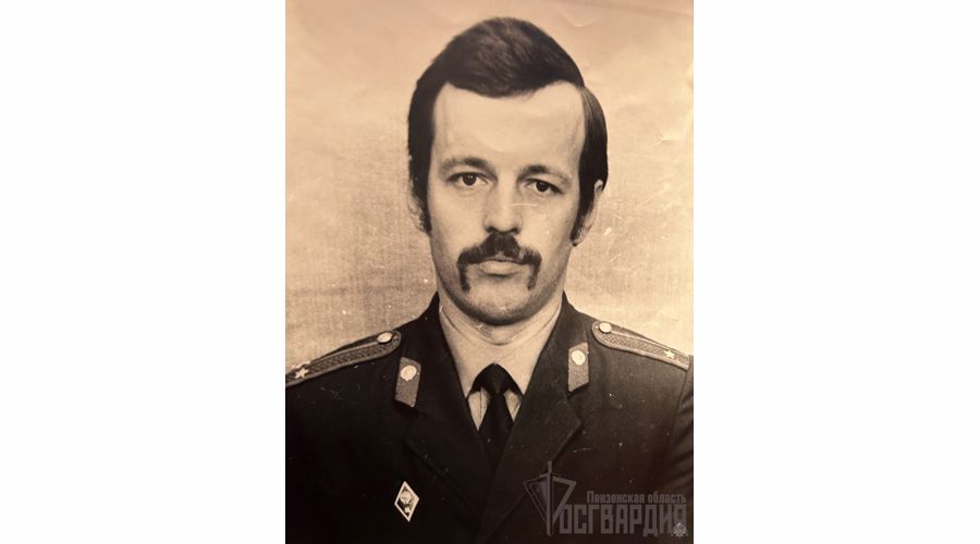 В Пензе руководство вневедомственной охраны Росгвардии поздравило ветерана службы с юбилеем