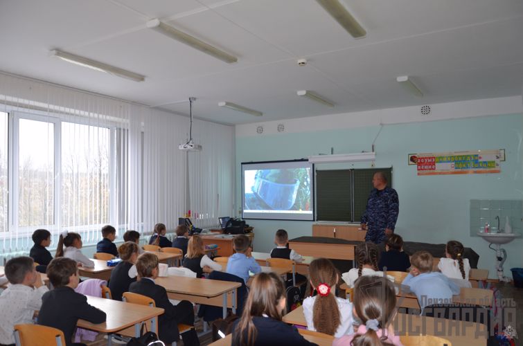 В Пензе офицер Росгвардии провел урок мужества для воспитанников общеобразовательной школы